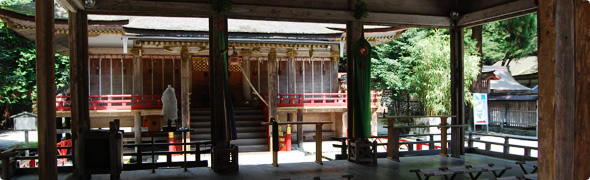 西本宮拝殿祈祷の写真